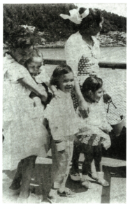 yu hwuy’qwul’ulhaalh tthu ts’lhhwulmuhw | Family taking the Ferry