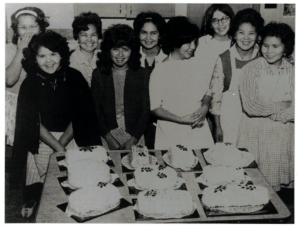 slhunlheni’ ni’ huqels ’u tthu kiks | Ladies Baking Cakes
