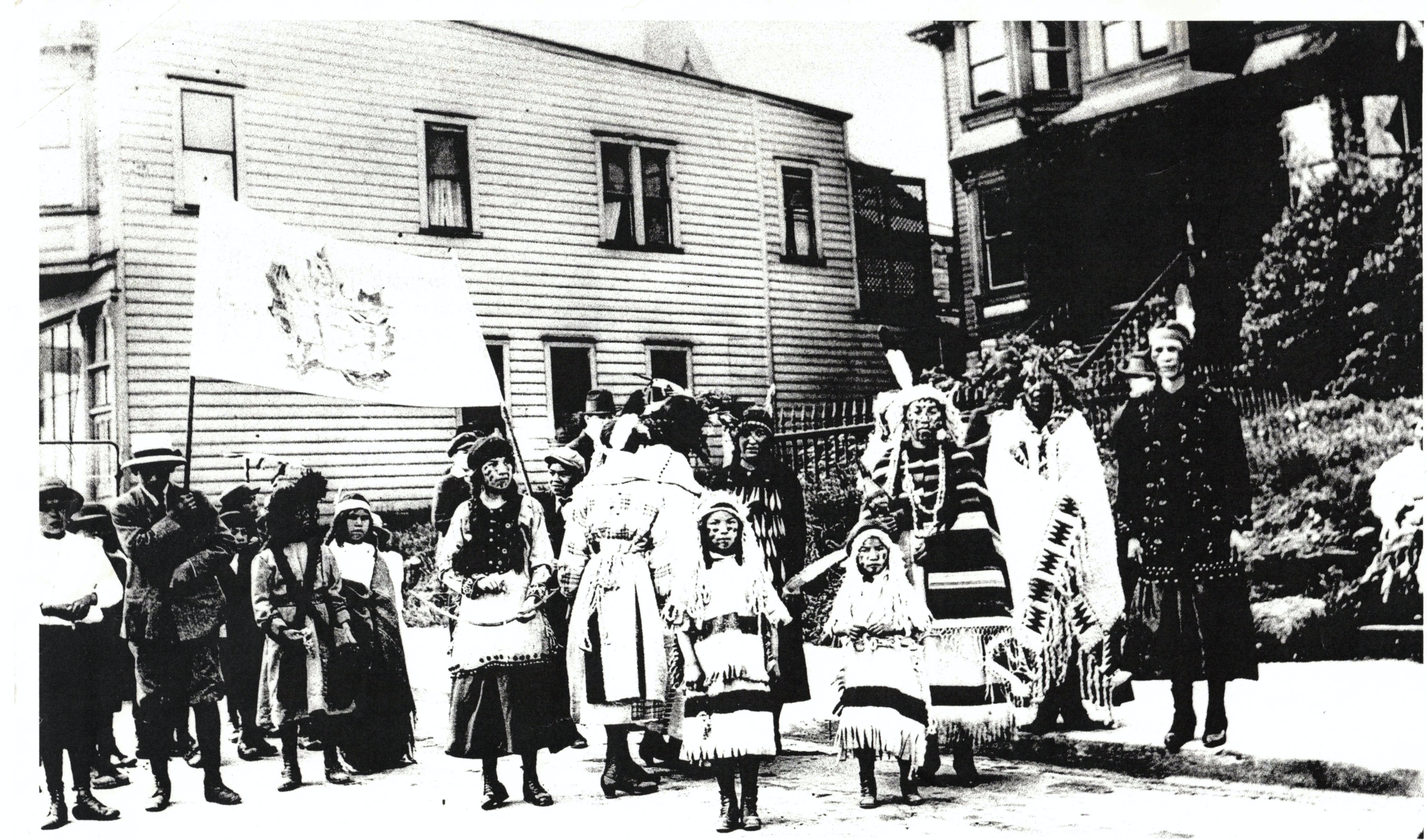 le’lum’stun’uq ’u tthu sts’inukw’a’ ni’ ’u tthu shelh ni’ l’utl’ s’amuna’ | Tzinquaw Street Performance